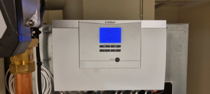 Vaillant luftvärmevattenpumps kontrollpanel med energiutbytesvärden på displayen.