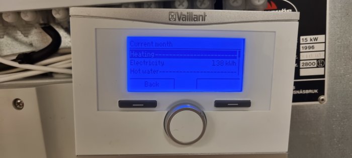 Vaillant luftvärmevattenpumps display visar elkonsumtion på 1.38 kWh för nuvarande månad.