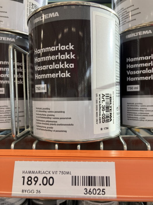 Hylla med burkar av vit Hammarlack, prislapp visar 189 kr för 750 ml.