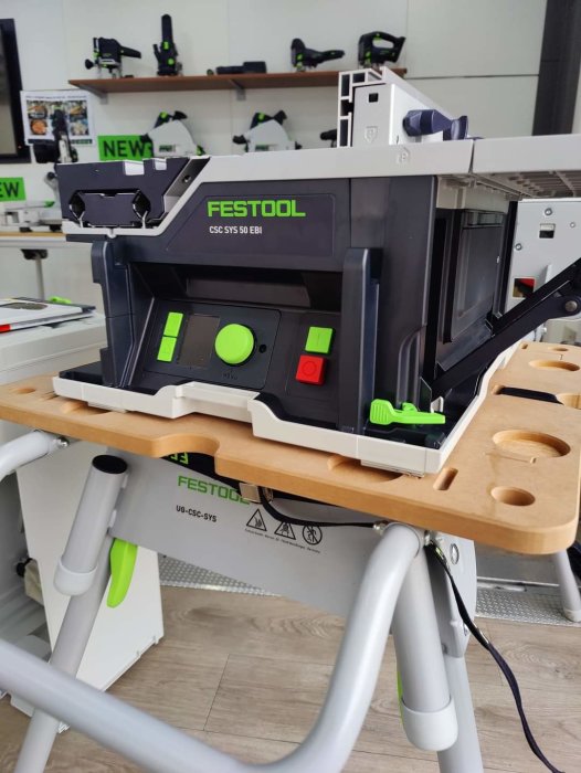 Festool CSC Sys 50 cirkelsåg på ett arbetsbord med andra Festool verktyg i bakgrunden.