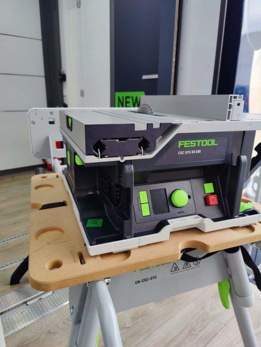 Festool CS 50 EBI cirkelsåg på stativ med specifikationer 168mm klinga, 6800 varv/min och 23kg.