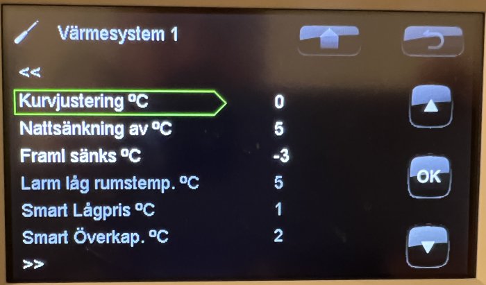 Digital display av värmesystem med menyalternativ som kurvjustering och nattsänkning.