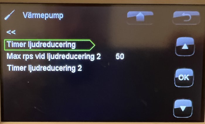 Digital kontrollpanel för värmepump med inställningar för ljudreducering och max varvtal.