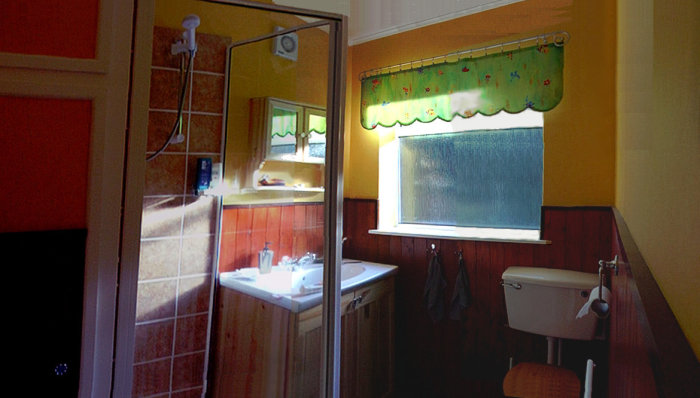 Renoverat badrum i nordisk design med duschkabin till vänster, tvättställ, spegel och fönster med grön gardin.