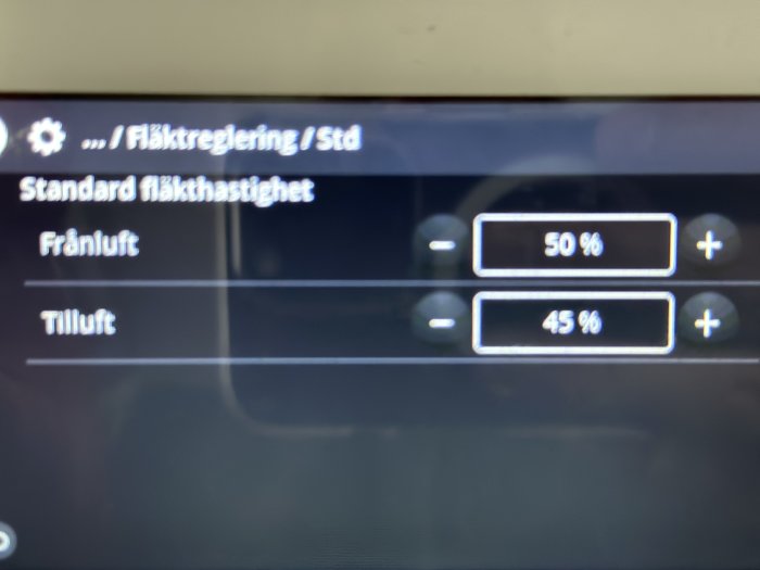 Ventilationspanel där inställningen visar frånluft på 50% och tilluft på 45%.