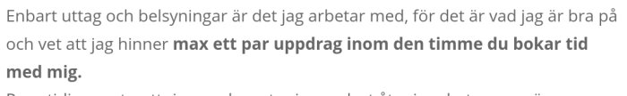 Skärmdump av ett foruminlägg som beskriver en elektrikers specialisering på uttag och belysningar och tillgänglighet för jobb.