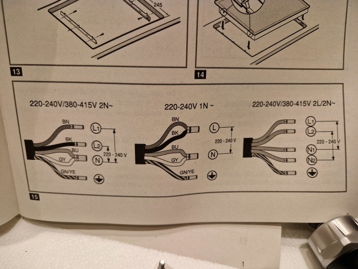 En instruktionsbild som visar elanslutningar för olika spänningsinställningar och faser i en manual.