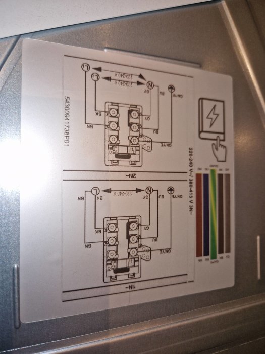 Elskåpsschema med kopplingsinstruktioner, varningsikoner och spänningsindikering.