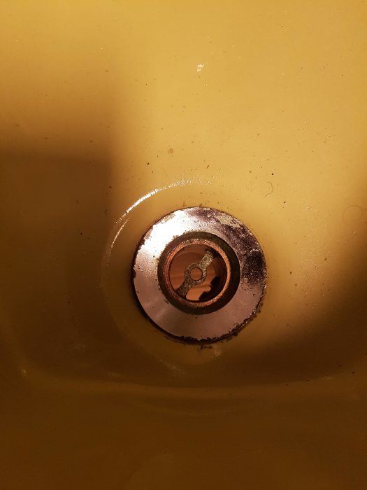 Sliten, gul handfatssil med vattenavlagringar och rost. Nödvändig rengöring rekommenderas.