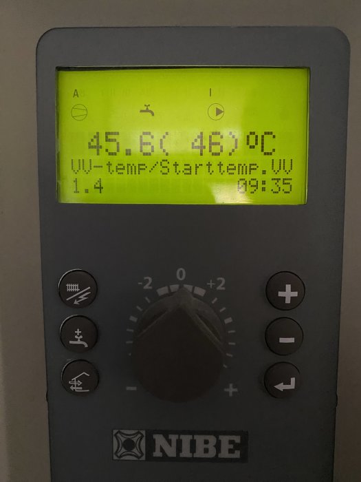 Värmepumpsdisplay som visar temperaturer 45.8 och 48 grader Celsius, märkt NIBE, med justeringsknappar.