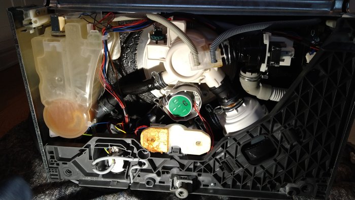 Intern mekanism av en elektronisk enhet, kablar, motor, plastkomponenter, korroderad del, teknisk, underhåll.