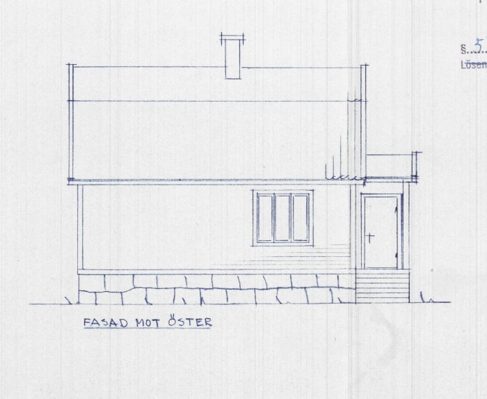Arkitektonisk skiss av husfasad mot öster, blå bläck på linjerat papper, handritad, detaljer av fönster och dörr.