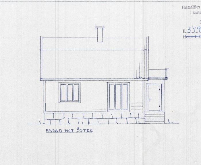 Arkitektonisk skiss av husets östra fasad, blå linjer på rutigt papper, detaljerade mått och noteringar.