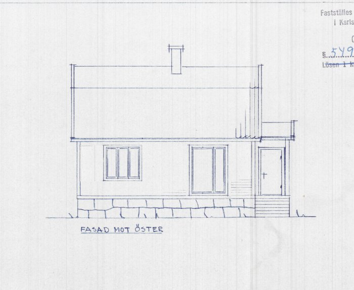 Arkitektritning av husfasad mot öster, blå blyerts, detaljerad, skalenlig, konstruktionsdokument, millimeterpapper.