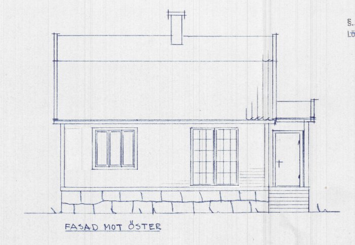 Arkitektonisk ritning, fasad mot öster, hus, fönster, dörr, skorsten, detaljer, blå kopieringsprocess, handritad, skala, text.