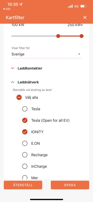 En skärmdump av en mobilapp med filter för att söka elbilsladdstationer i Sverige.