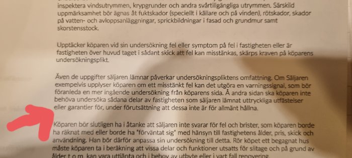 Svensk text om fastighetsköp, undersökningsplikt och ansvar med röd pil pekande.