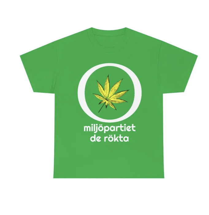 Grönt t-shirt med cannabisblad och texten "miljöpartiet de rökta". Humoristisk ordlek på svenska partiets namn.