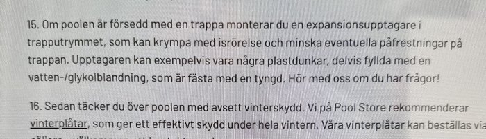 Text om underhåll av pool med stege, inkluderar instruktioner om expansionsupptagare och vinterskydd.