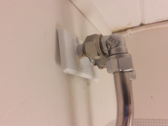 Vattenflödeskontroll för apparat, fastklämd slang, säkerhetskran, väggmonterad, möjlig vattenläcka, behöver rengöring.