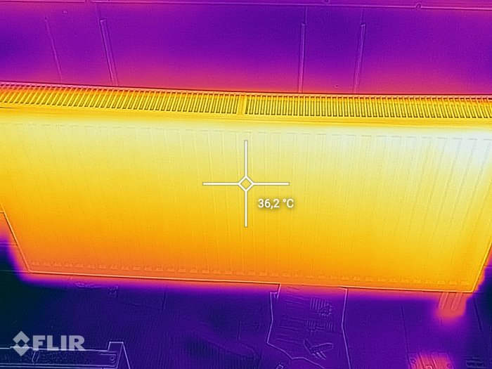 Termisk avbildning av objekt, visar värmeutstrålning, 36,2 °C indikerat, möjligt värmekälla, färgskala representerar temperaturvariation.