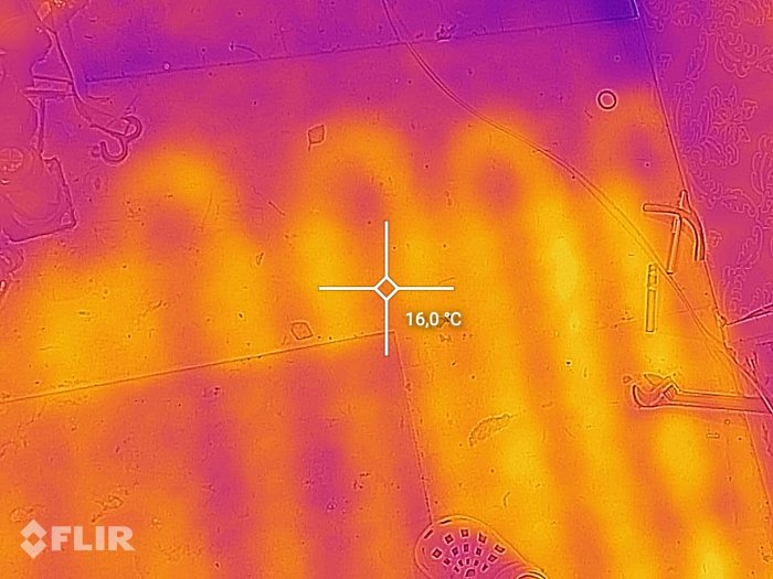 Termisk bild som visar värmevariationer, markerar en punkt vid 16,0 °C.