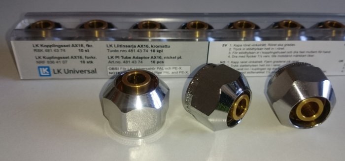 Förpackning med metalliska rörkopplingsdelar, etiketter med produktspecifikationer, industriellt, tio stycken.
