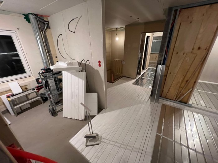Inomhusrenovering, byggmaterial, verktyg, oavslutade väggar, kabeldragningar, arbetsbelysning, konstruktion, hemförbättring, rörarbete.