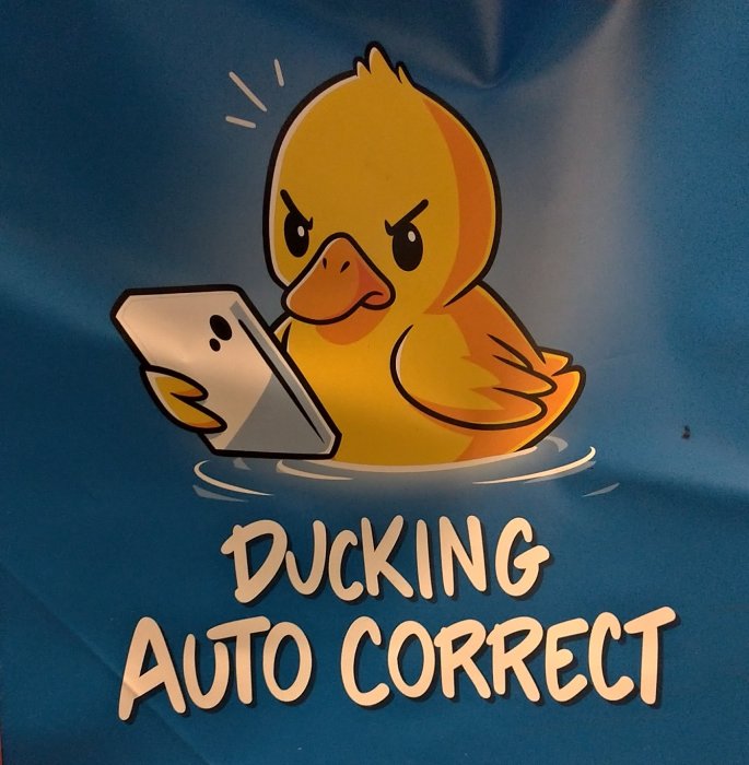 Illustration av arg anka som tittar på mobil, ordspel med "Ducking Auto Correct" på blå bakgrund.