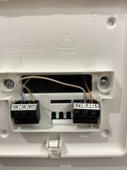 Öppen elinstallation med anslutna kablar och termostatkopplingar i en termostatlåda.