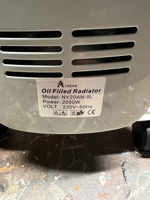 Oljefylld radiator, märke Athena, modell NY20AN-9L, 2000W, 230V-50Hz, med säkerhetsmärkningar och grå front.