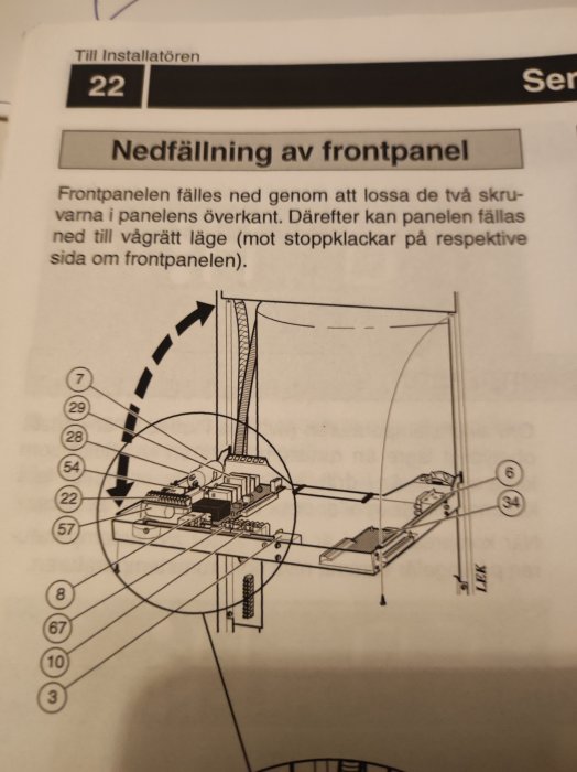 Illustration av mekanisk konstruktion, nedfällning av frontpanel, beskrivande text, teknisk ritning, instruktioner, numrerade delar.