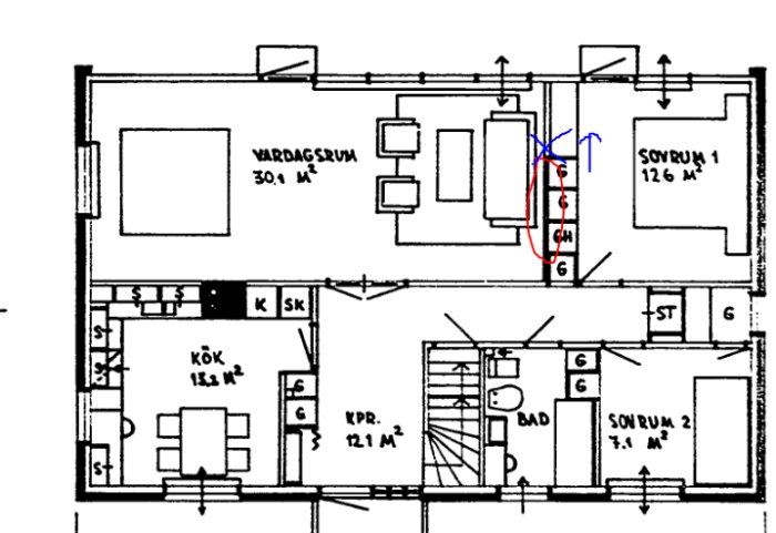 Arkitektonisk planritning av en lägenhet med anteckningar, möblerade rum, och måttangivelser.