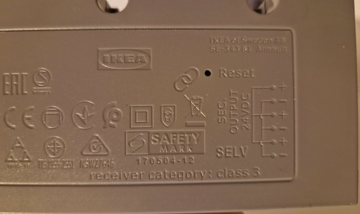 IKEA-produkt, säkerhetsmärken, reset-knapp, 24VDC uteffektsymboler, elektronisk enhet, varningsikoner, tillverkningsinformation.