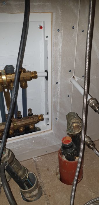 Rörsystem och ventiler, möjlig fördelarbox för uppvärmning, under pågående installation eller underhåll.