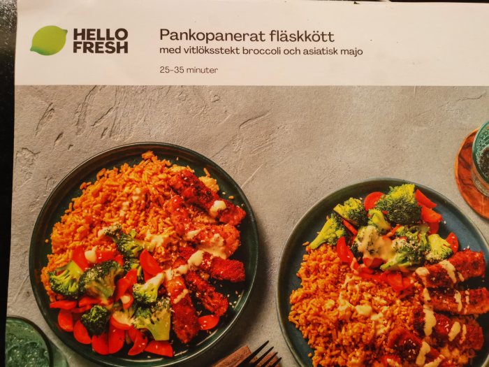 Två tallrikar med pankopanerat fläskkött, ris, broccoli, röd paprika och asiatisk majonnäs från Hello Fresh.