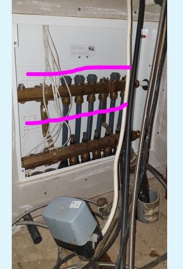 Eldistributionsskåp och VVS-installationer med rörkopplingar och ventiler i en teknikrumsmiljö.