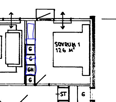 Arkitekturritning av ett rum, förmodligen en planlösning, med måttangivelser, dörrar och möbleringssymboler.