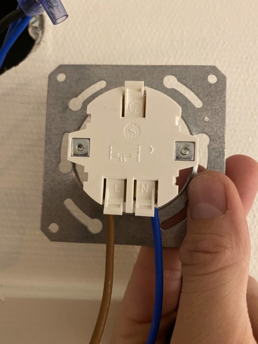 Installation av eluttag: kabel ansluten, bakplatta, variabelt strömstyrning, handverktygsarbete.