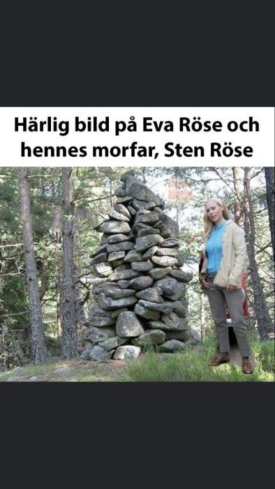 Kvinna står bredvid stenhög i skog, skämtsamt kallad morfar. Humoristiskt textmeddelande.