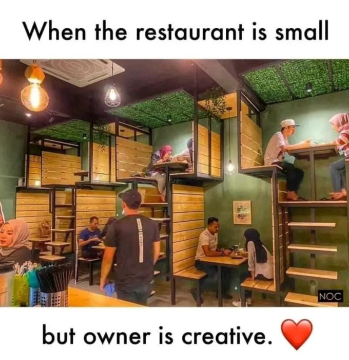 Kreativ restaurangutformning utnyttjar höjden med loftplatser; intressant liten och mysig atmosfär.