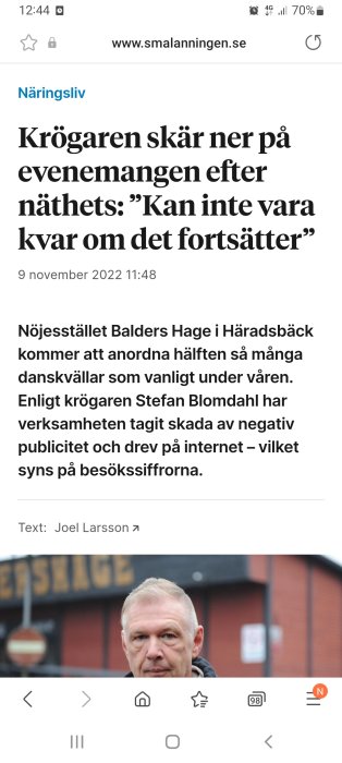 Man framför byggnad, artikeltext, skärmdump av webbsida med nyheter om nöjesindustrin.