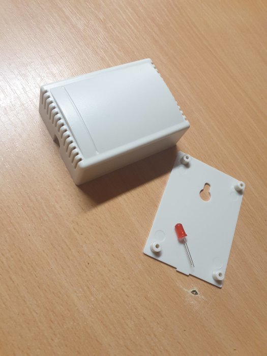 Plastlåda, lock, vit, LED-komponent, kretskortsmontering, teknik, träbord, ingen människa, öppnad, komponenter separerade.