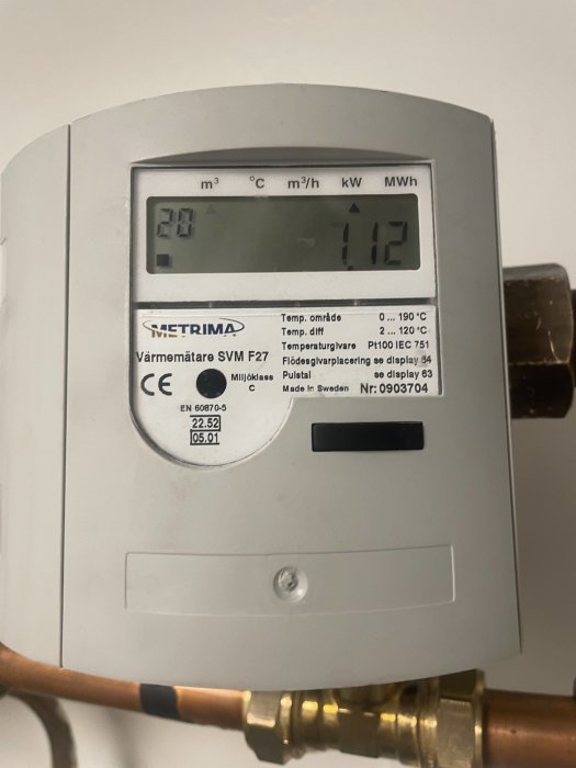 Värmemätare, digital display, kopparrör, grader Celsius, kubikmeter, kilowattimmar, tillverkad i Sverige.