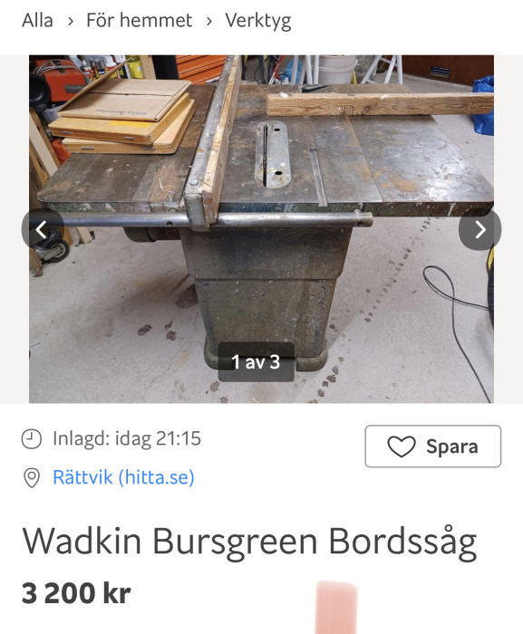 Använd bordsåg i en verkstad, synlig slitage, till salu för 3200 kr.