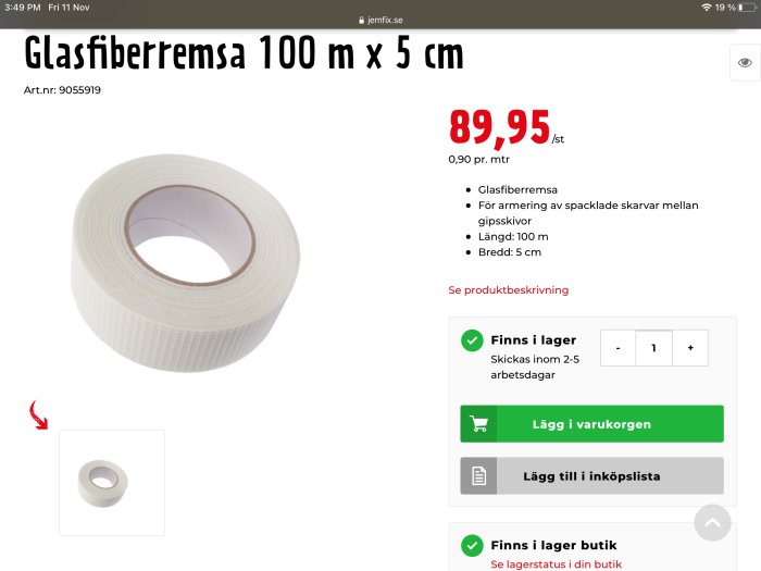 Rulle av vit glasfiberremsa på webbplats, för armering av gipsskarvar, längd 100 m och bredd 5 cm.