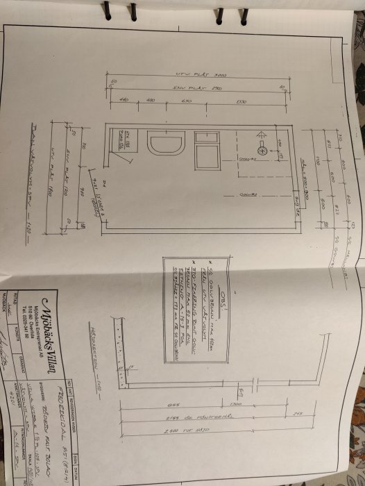 Arkitektonisk ritning av kökslayout med mått och planlösning. Sida vriden. Handskrivet, tekniskt, detaljerat.