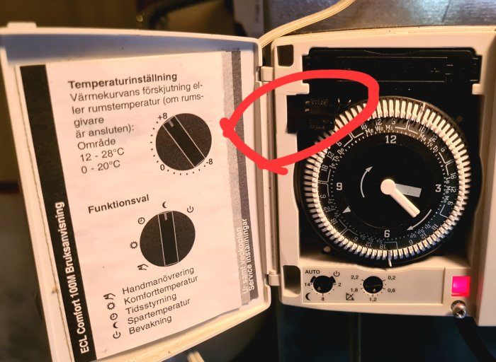 Instruktionsdekal bredvid uppvärmningskontrollpanel med rödmarkeringar, temperaturinställningsguide, funktionsval.