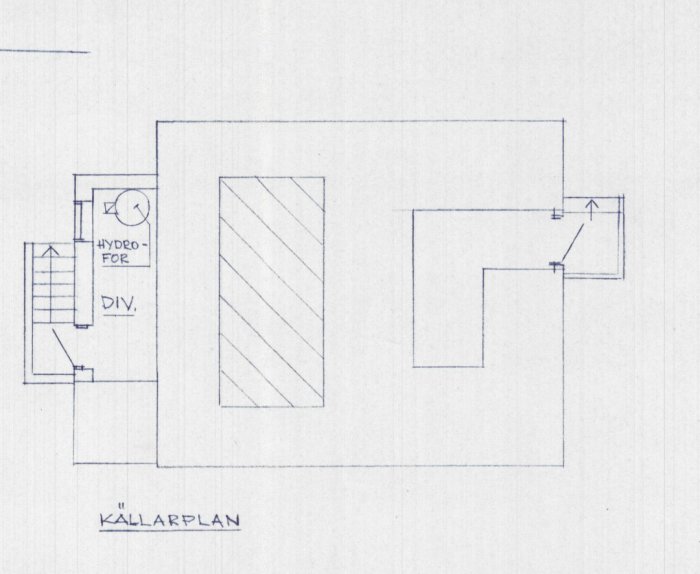 Arkitektritning av källarplan, möjlig renovering, blått bläck, dimensioner markerade, strukturerad yta indikerar avdelning.