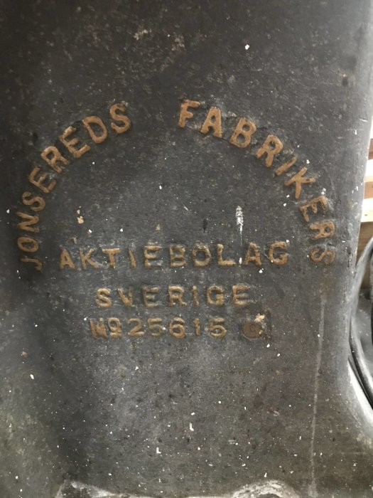 Gammal industriell produkt, möjligtvis gjutjärn, med text "Jonsereds Fabriker AB Sverige" och nummer. Nedslitet och vintage.